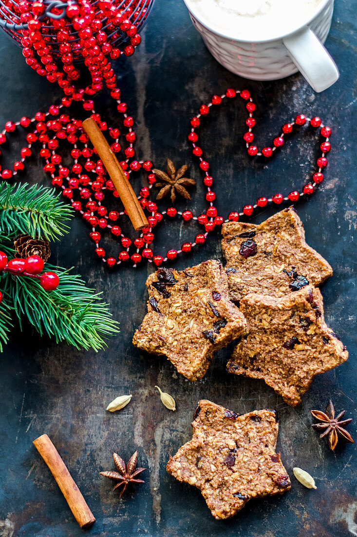 An oat biscuit Christmas tree with a sparkler (Christmas decoration)