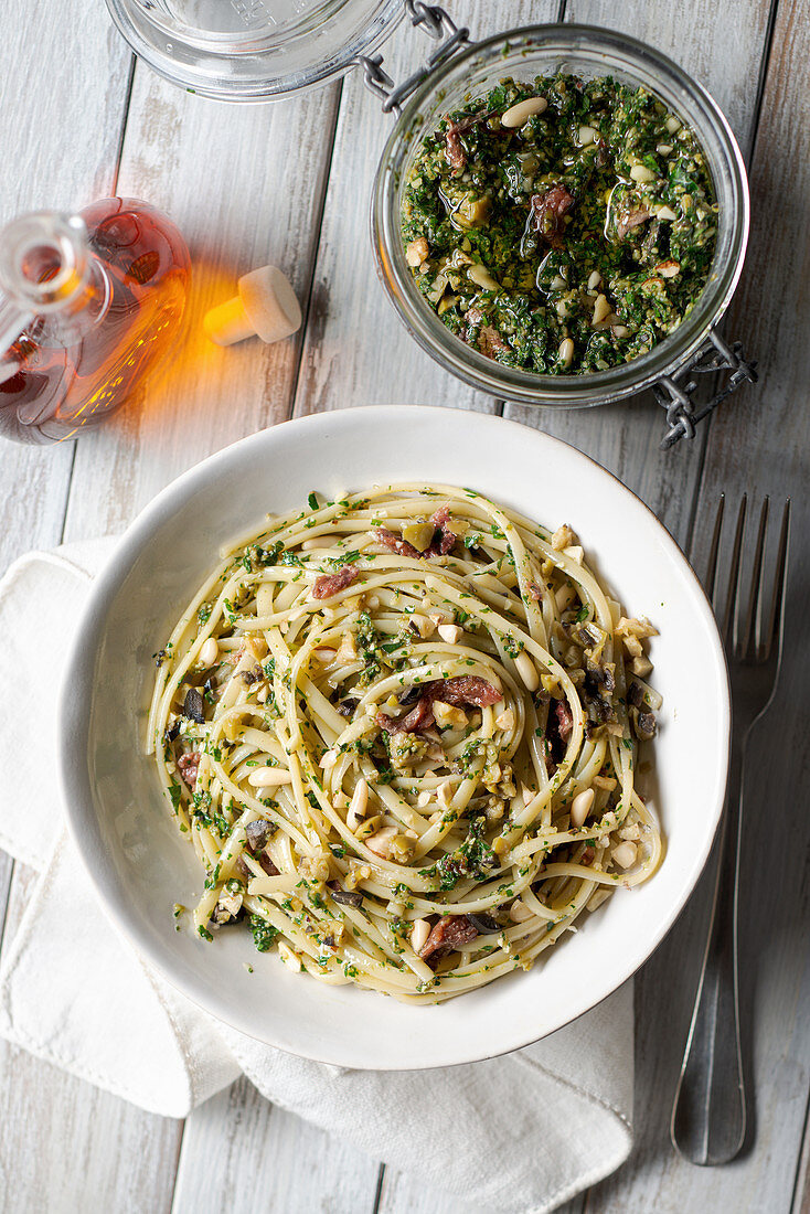 Linguine con pesto alla cetarese (Linguine mit würzigem Nuss-Petersilien-Pesto, Italien)