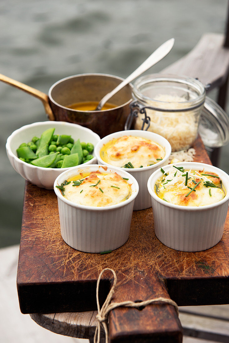 Mini fish bakes with chives and peas