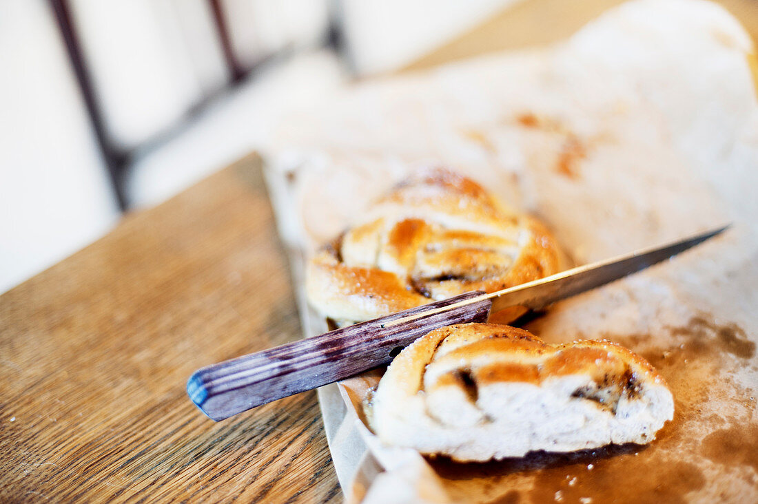 Zimtschnecken, ganz und halbiert