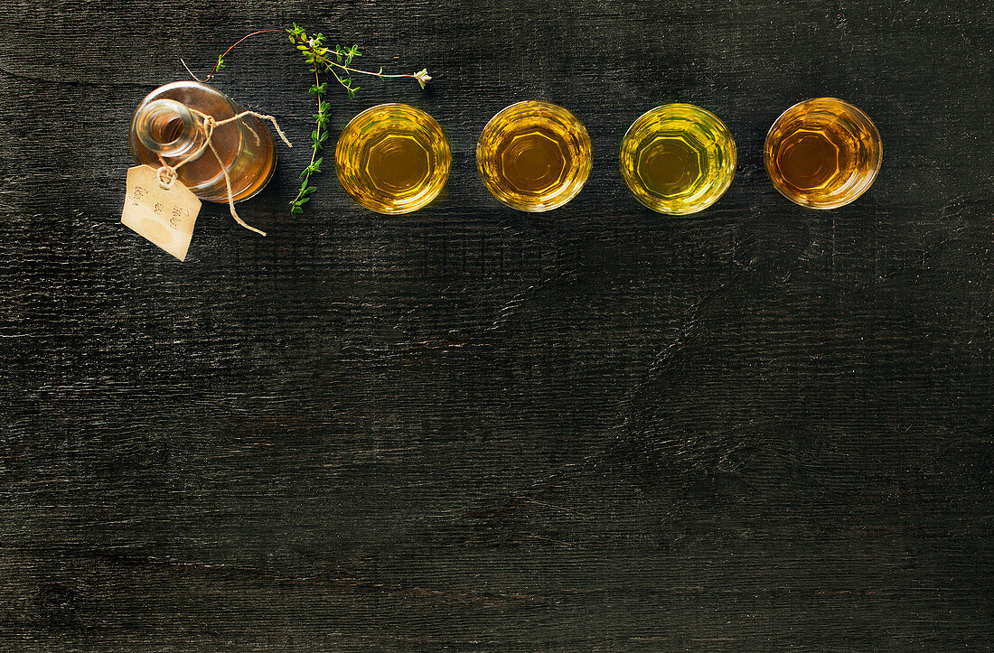 Gläser mit verschiedenen Ölsorten