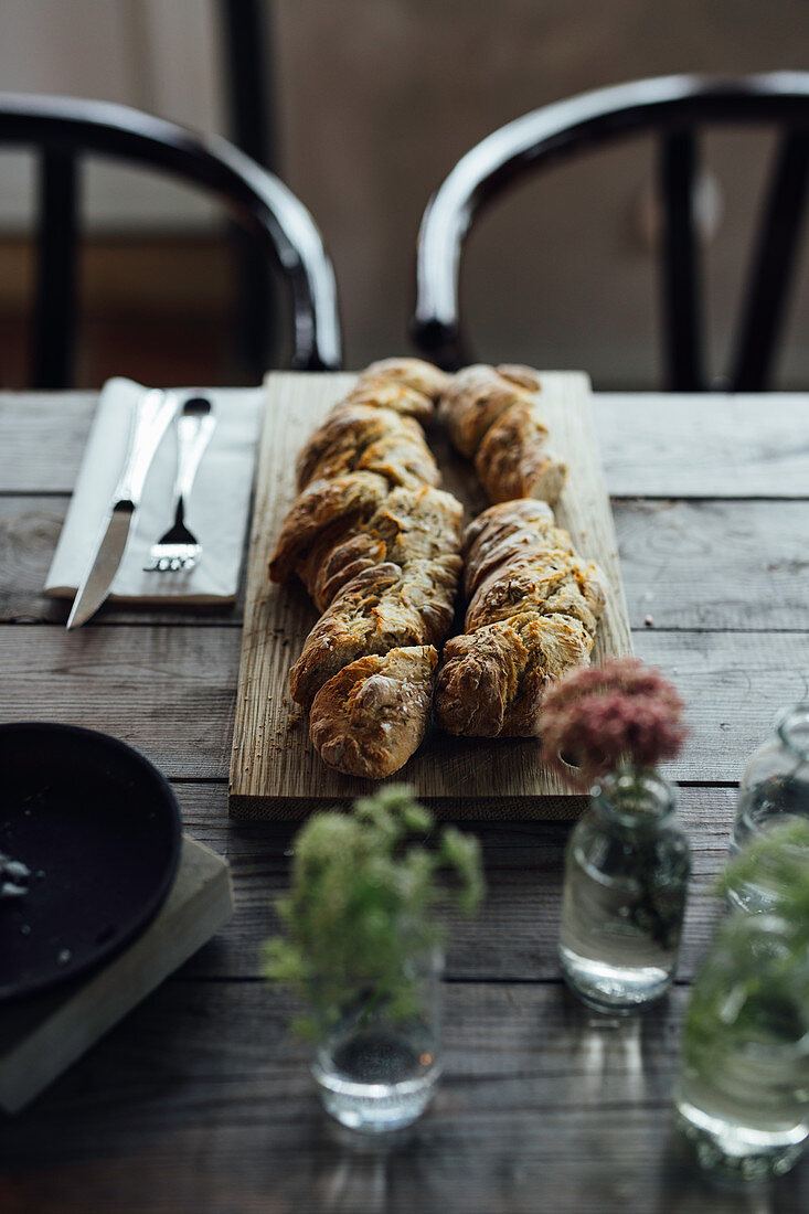 Stangenbrot auf rustikalem Holztisch