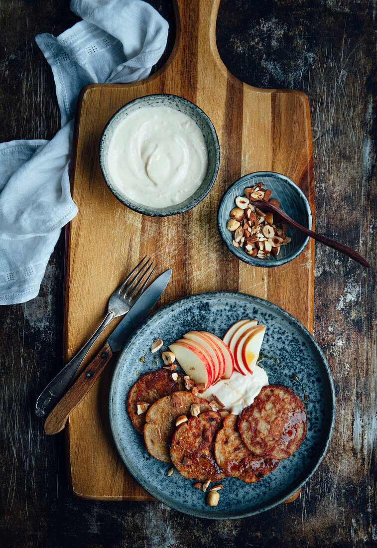 Pancakes mit Apfel, Joghurt und Haselnüssen