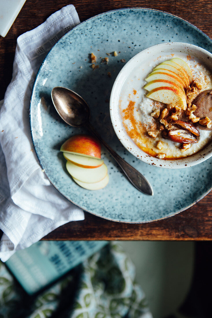 Porridge with apples, dates and walnuts