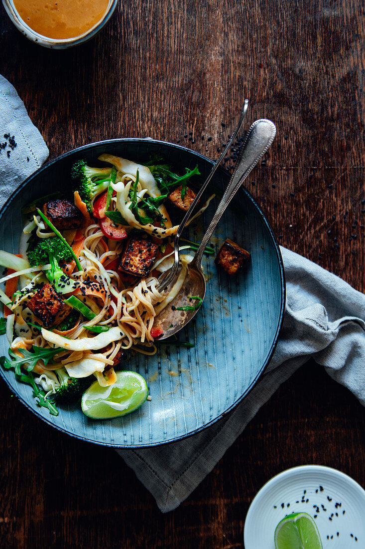 Nudeln mit Tofu und Gemüse (Thailand)