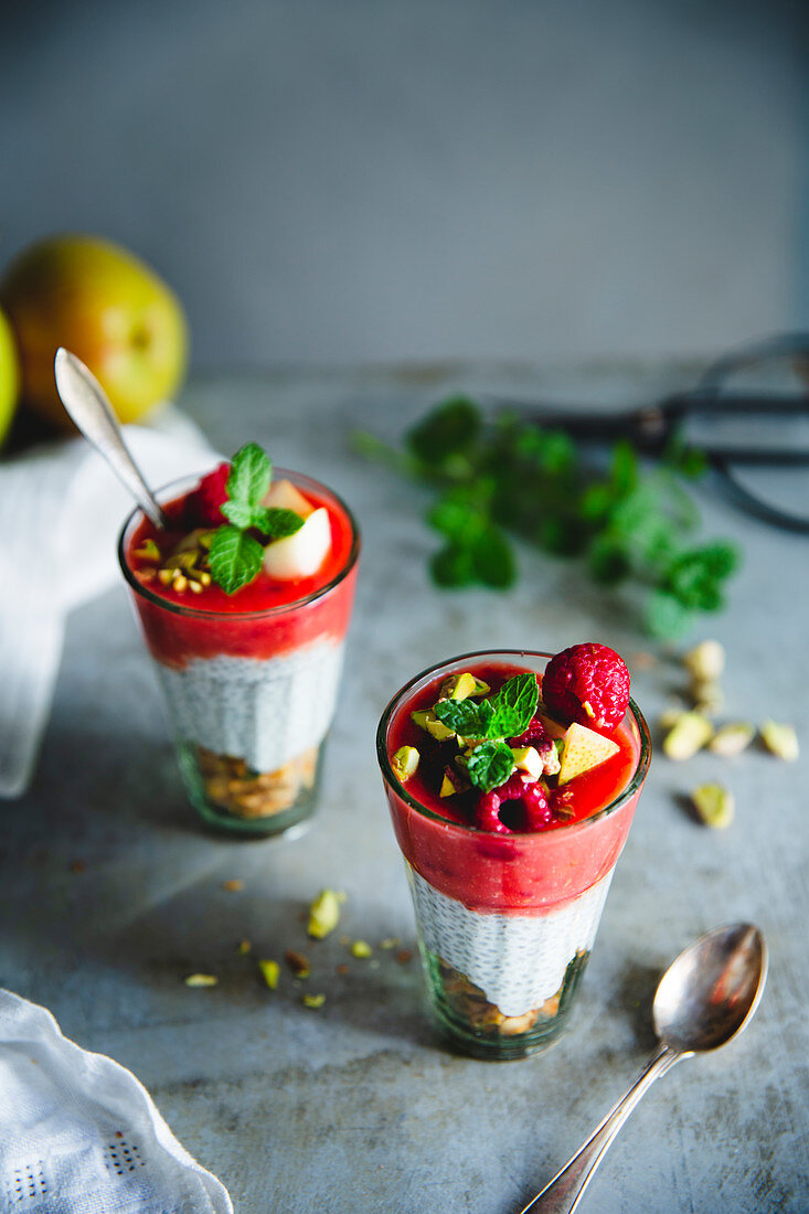 Chiapudding mit Himbeeren und Pistazien im Glas