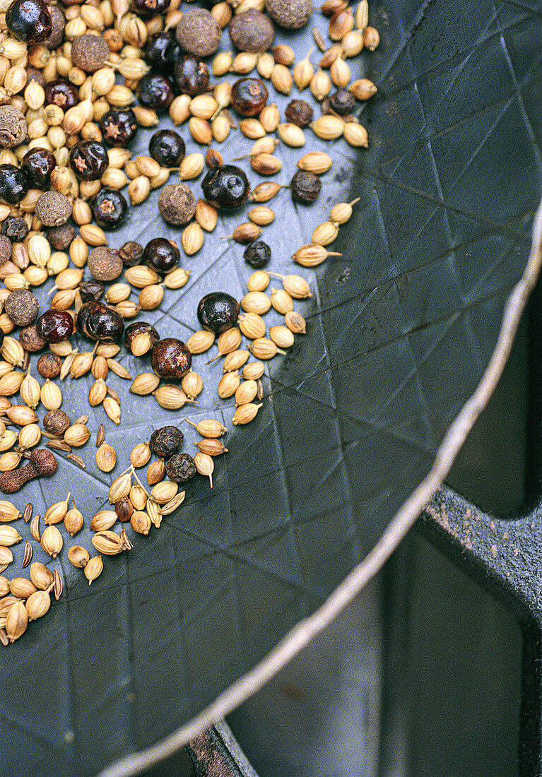 Fenchelsamen, Wacholderbeeren und Piment