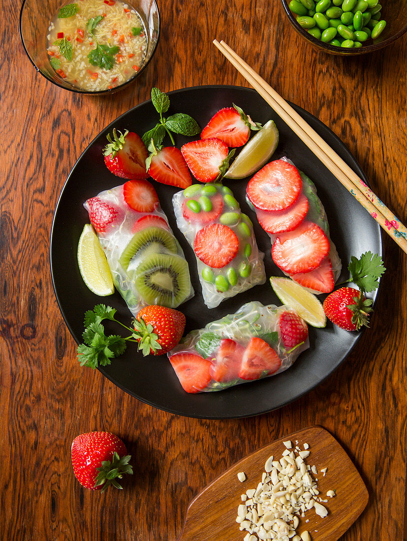 Oriental summer rolls with strawberries, kiwi and edamame