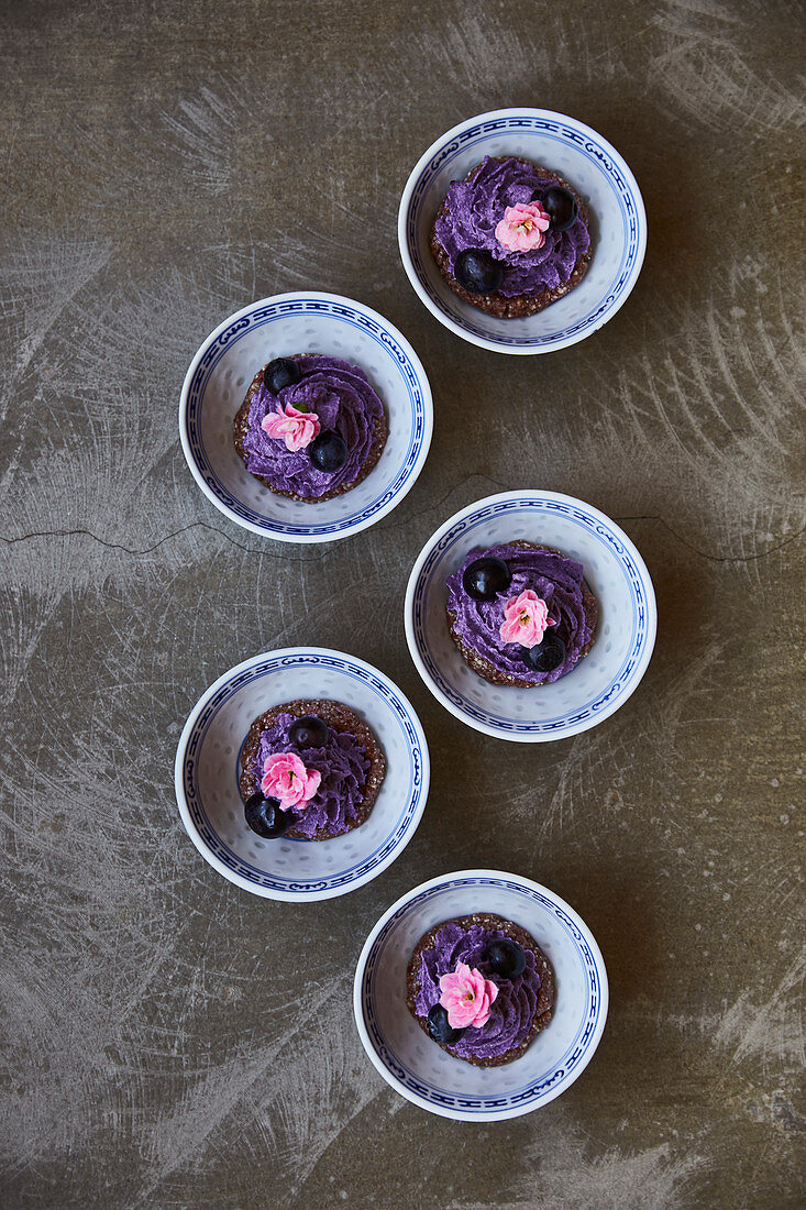 Heidelbeercreme mit Essblüten