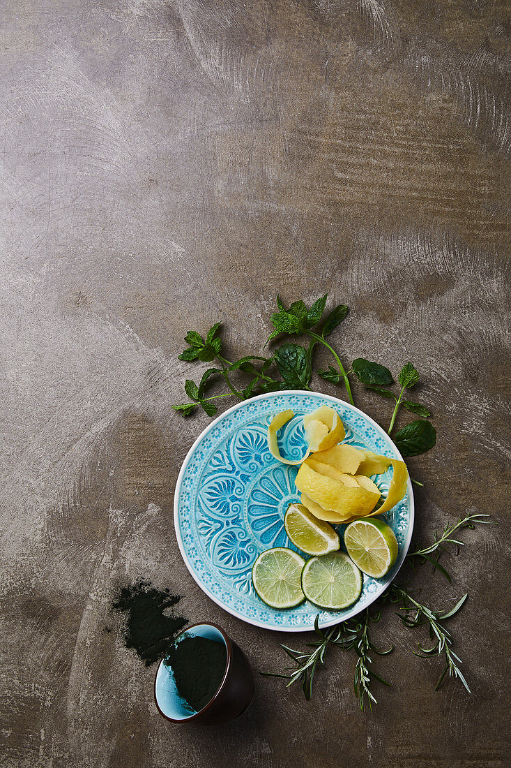 Limetten, Zitronenschale und Kräuter