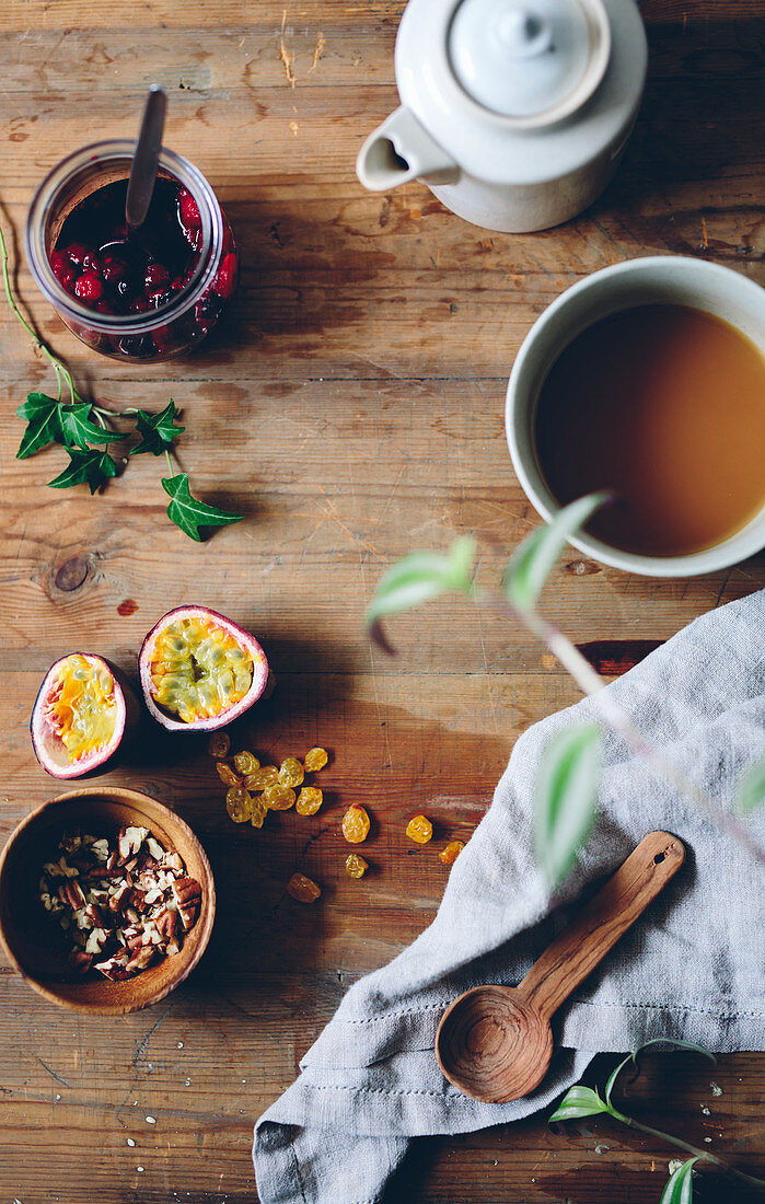 Frühstück mit Kaffee, Passionsfrucht und Marmelade