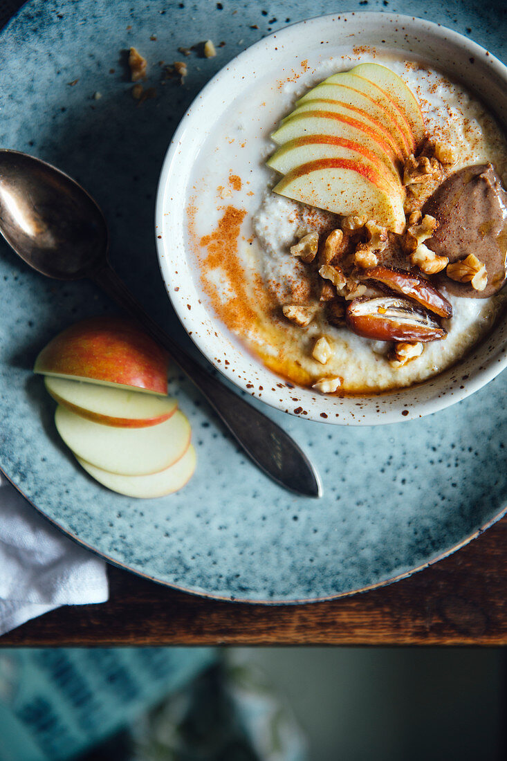 Porridge with apples, dates and walnuts