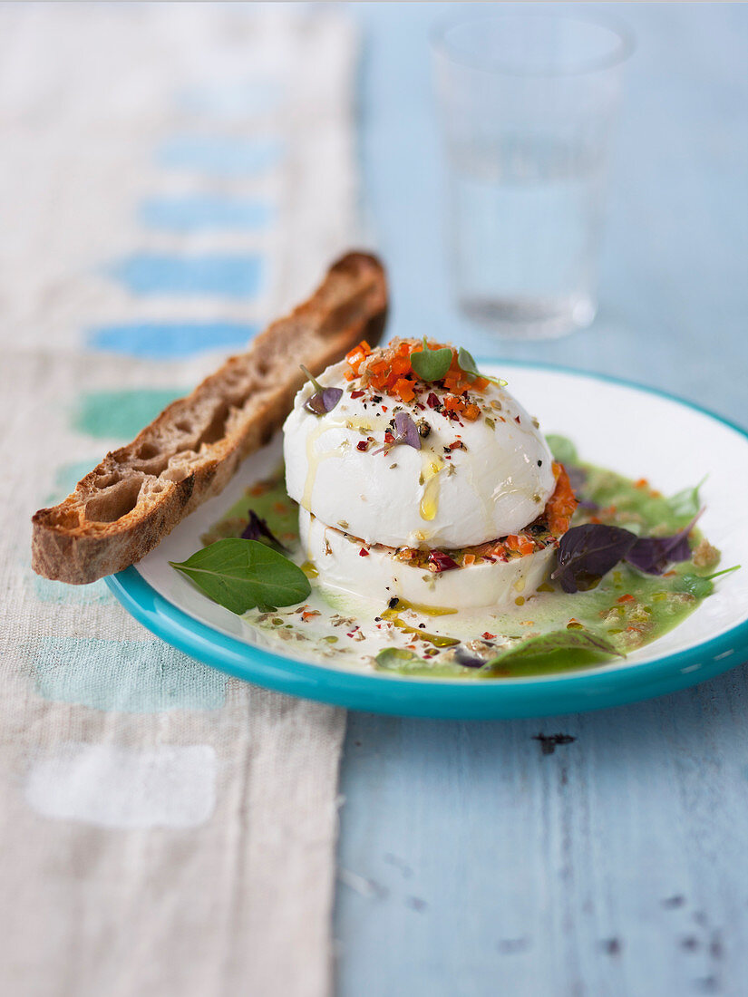 Pikanter Mozzarella auf kalter Gurkensauce