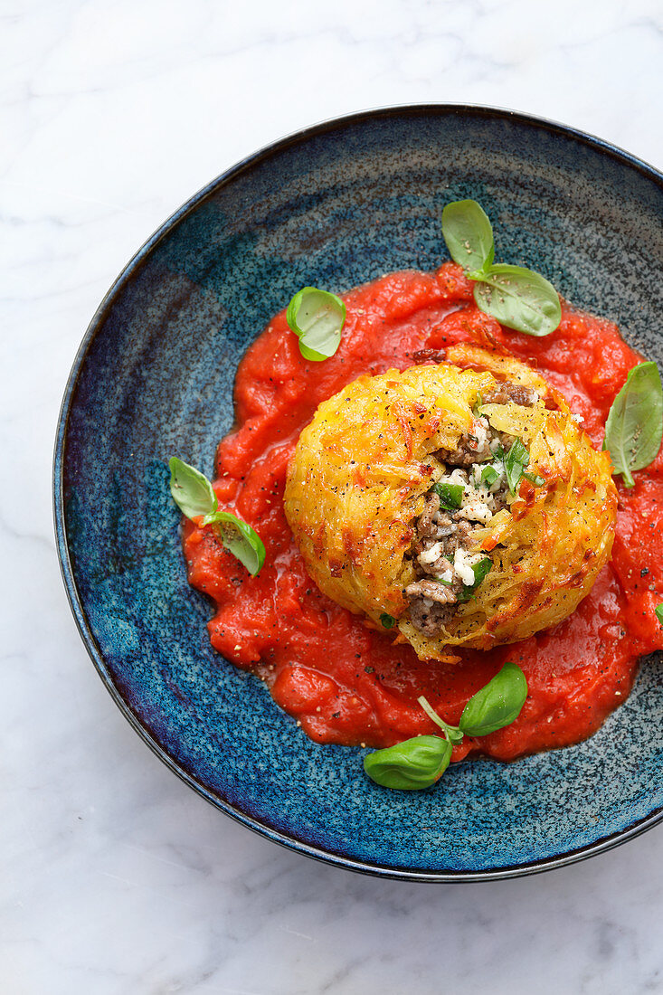 Gefüllte Kartoffelkugel mit Hackfleisch in Tomatensauce