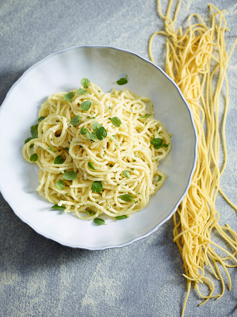 Spaghetti mit Limette, Pfefferminze und Ingwer