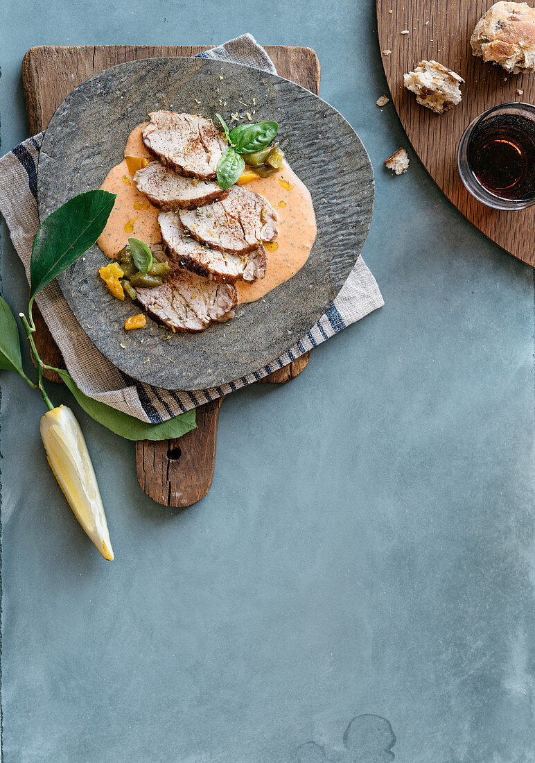 Schweinefilet mit Zimt auf Joghurt-Paprika-Sauce