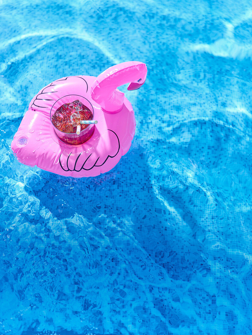 Eistee-Cooler im rosa Flamingo-Getränkehalter