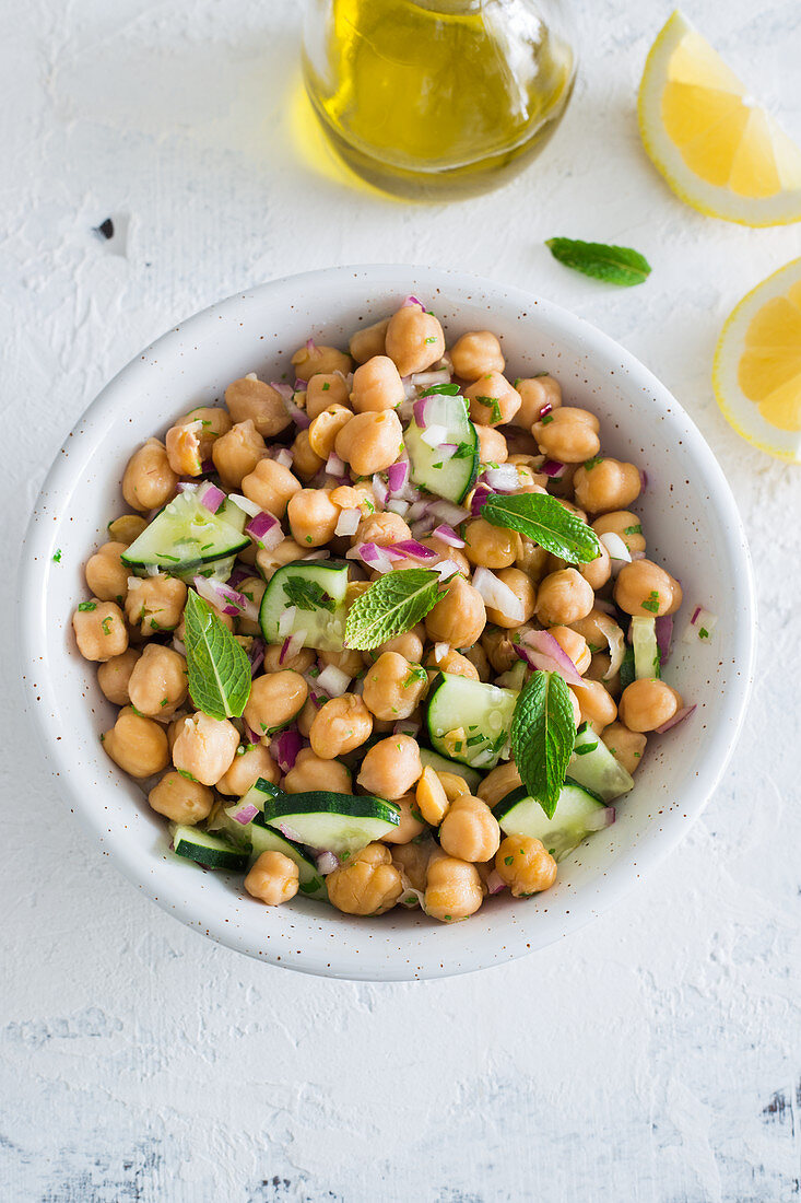 Veganer Kichererbsensalat mit Gurke