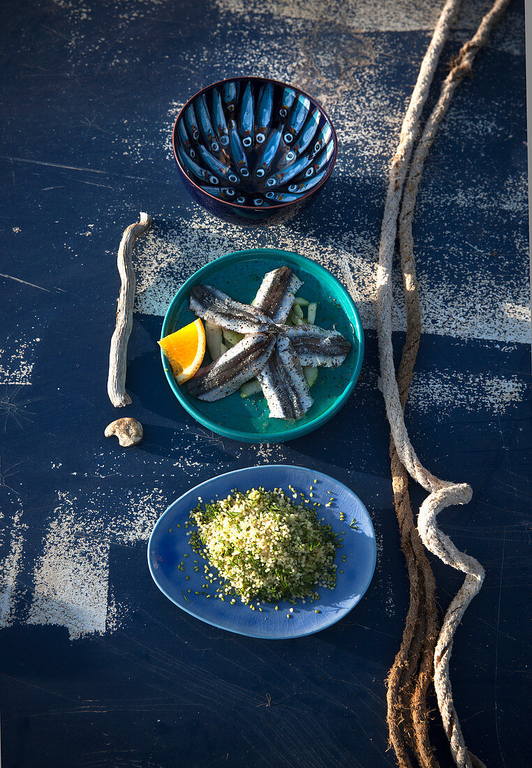 Rohe Sardellenfilets mit marinierten Gurken und Dill-Couscous