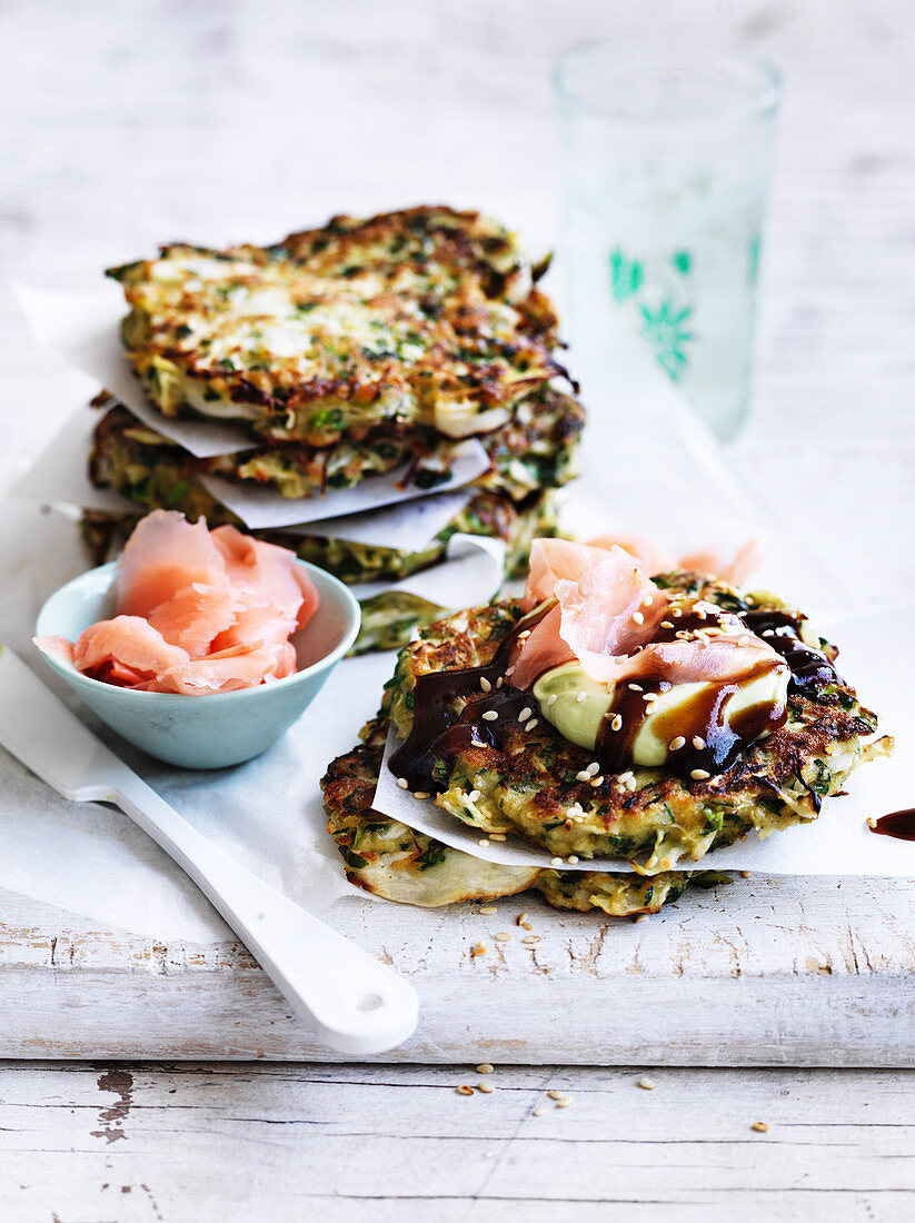 Okonomiyaki (japanische Pancakes) mit Avocadocreme