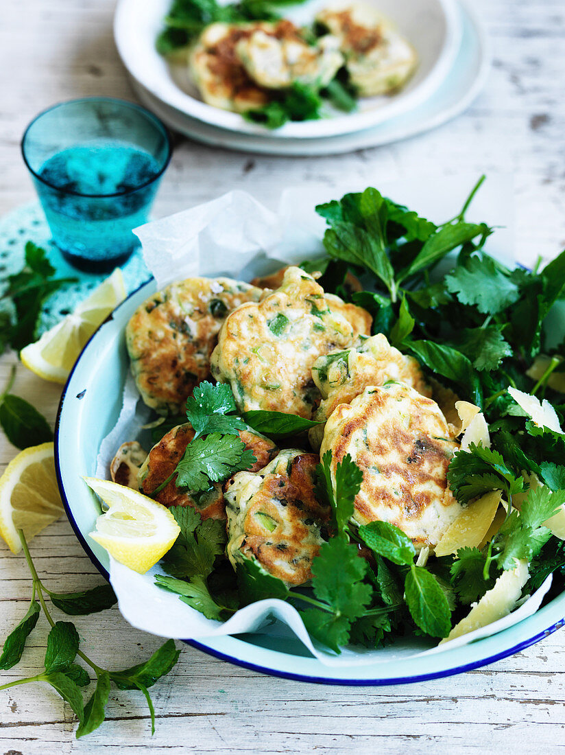 Spargel-Fritters mit Kräutersalat