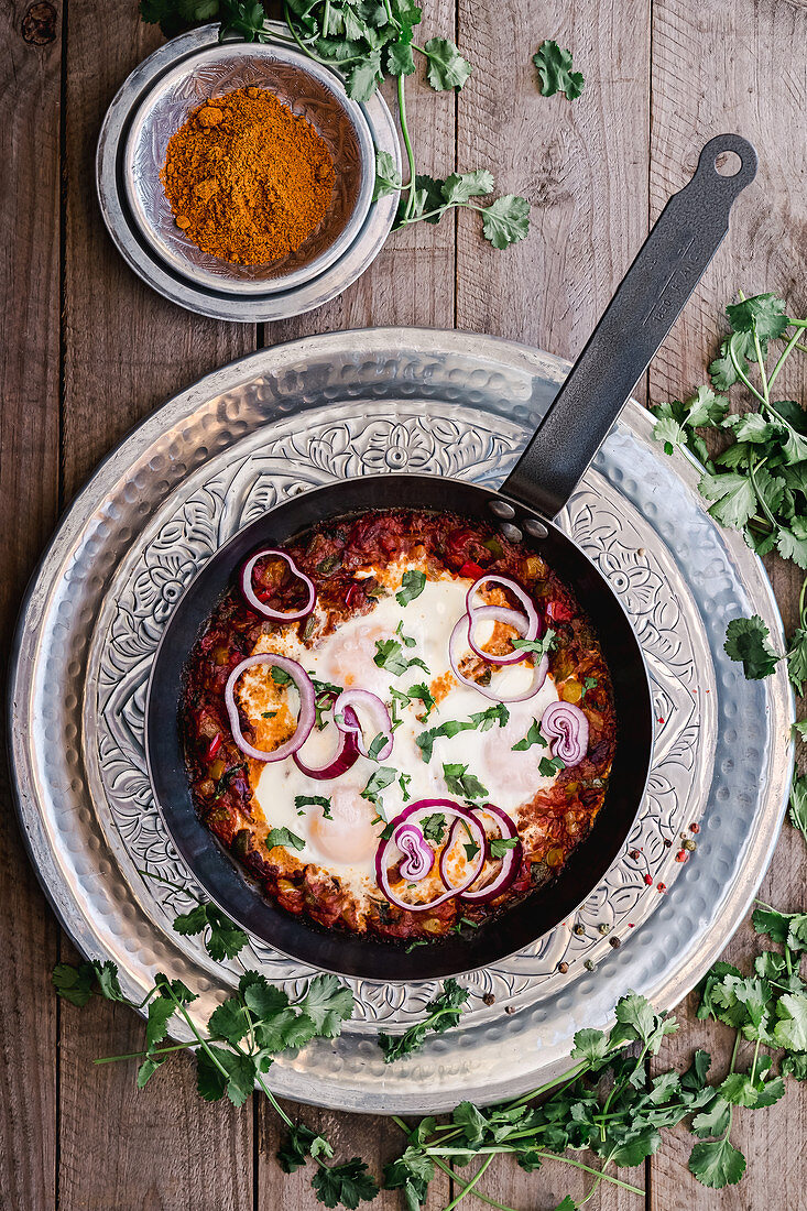 Shakshuka mit Zwiebeln und Kurkuma