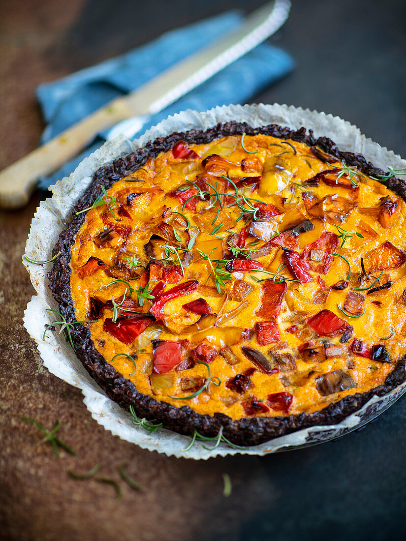 Schwarzer Reis-Quiche mit Paprika und Zwiebel