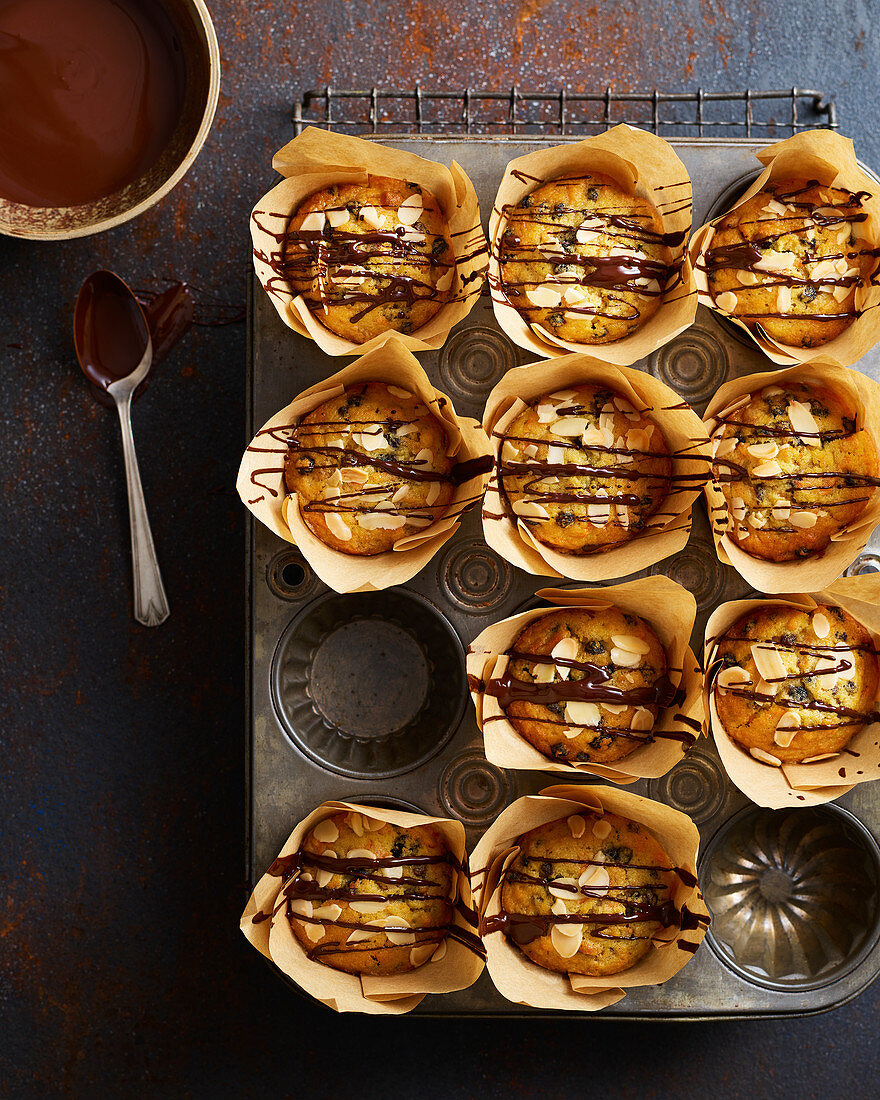 Karotten-Mandel-Muffins mit Schokoladensauce