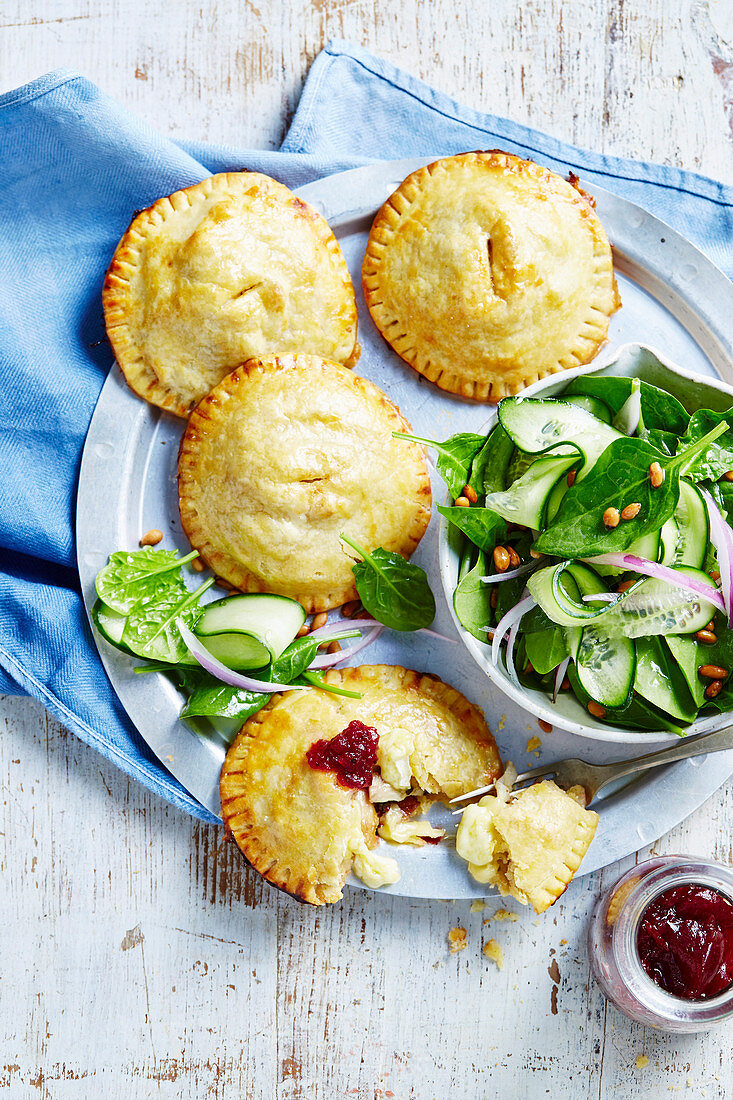 Chicken Pies mit Brie und Cranberries