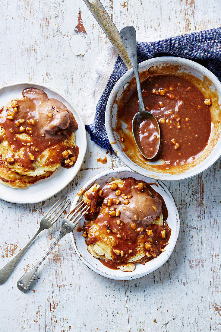 Bananenpfannkuchen mit Schokoladen-Erdnuss-Sauce