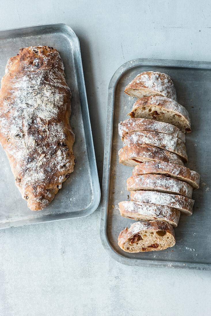 Tomaten-Ciabatta, ganz und geschnitten auf Backblech