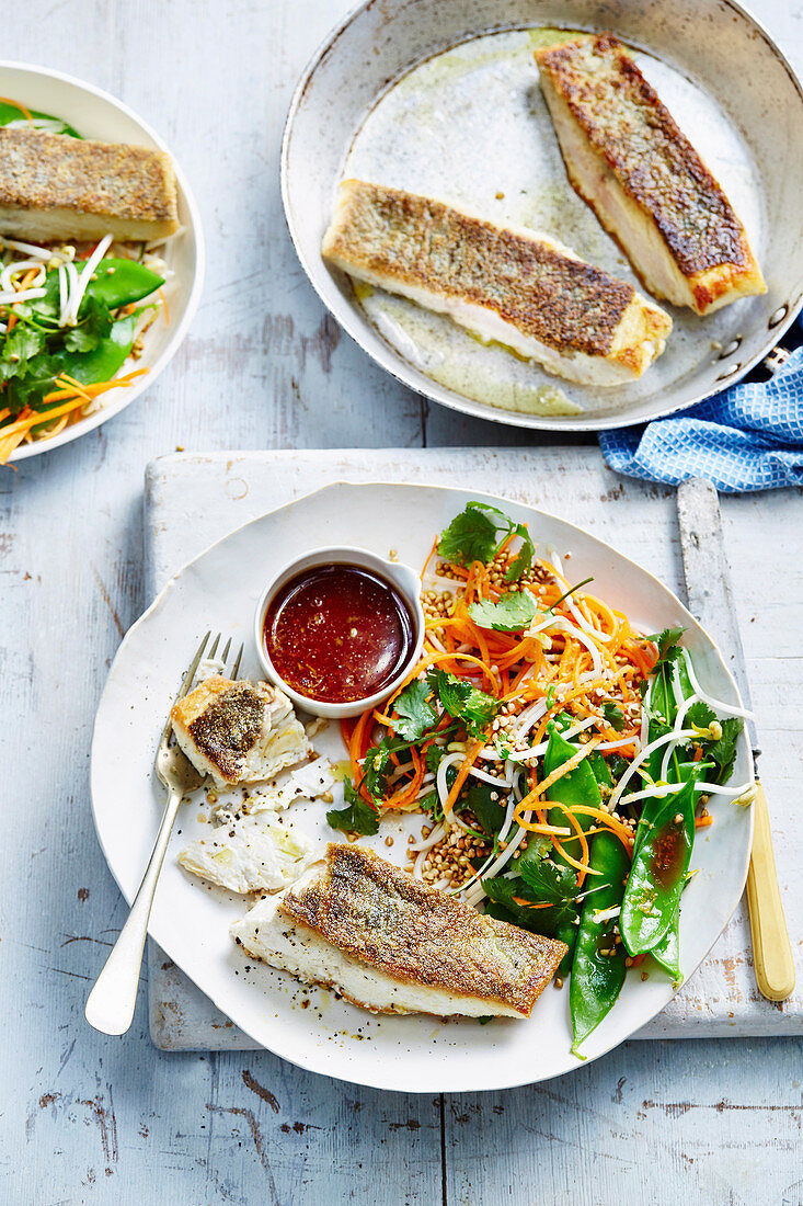 Knuspriger Fisch mit Buchweizensalat