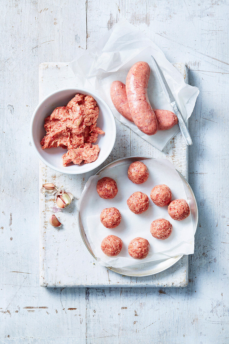 Hackfleisch, Wurst, Hackbällchen und Knoblauch