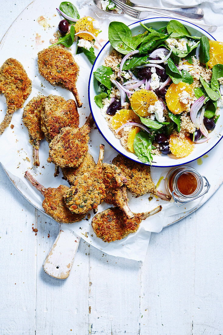 Panierte Lammkoteletts mit Orangen-Couscous-Salat