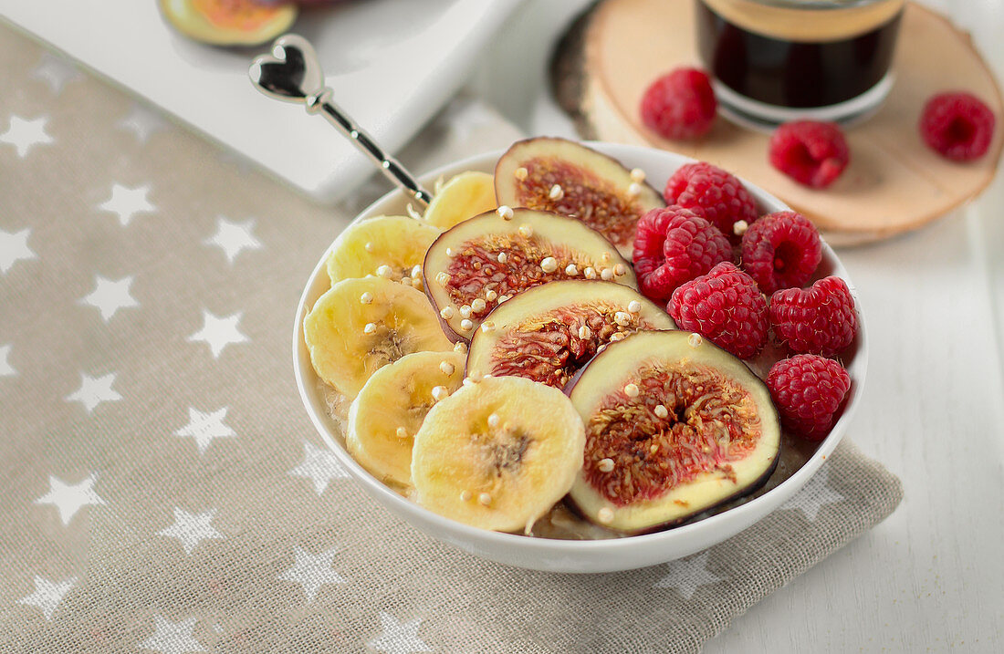 Porridge with figs, bananas and raspberries