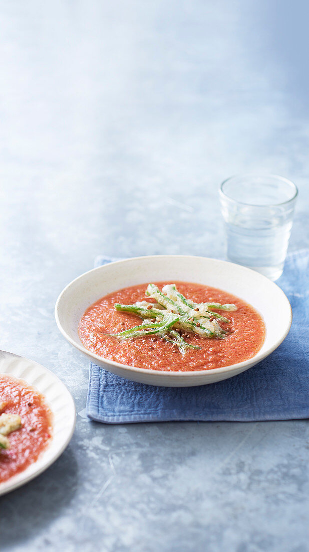 Gazpacho mit Prunkbohnen-Tempura und Koriandersamen