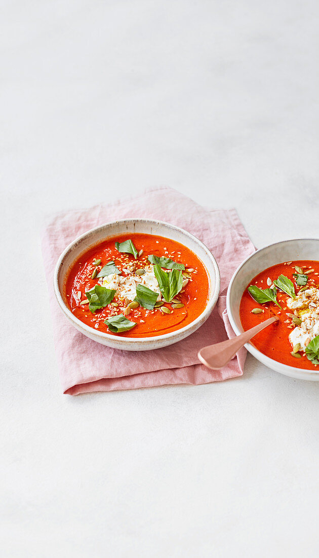 Gebratene Paprika-Tomaten-Suppe mit Ricotta