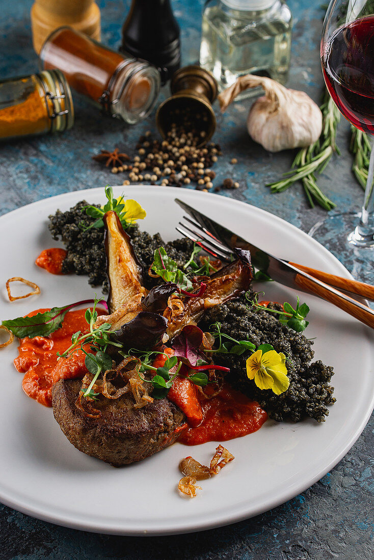 Rindfleisch mit Gemüse und Essblüten