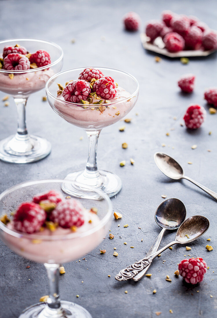 Ruby Schokoladenmousse mit Himbeeren und gehackten Pistazien