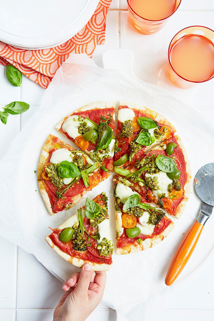 Regenbogen-Pizza mit Gemüse und Mozzarella