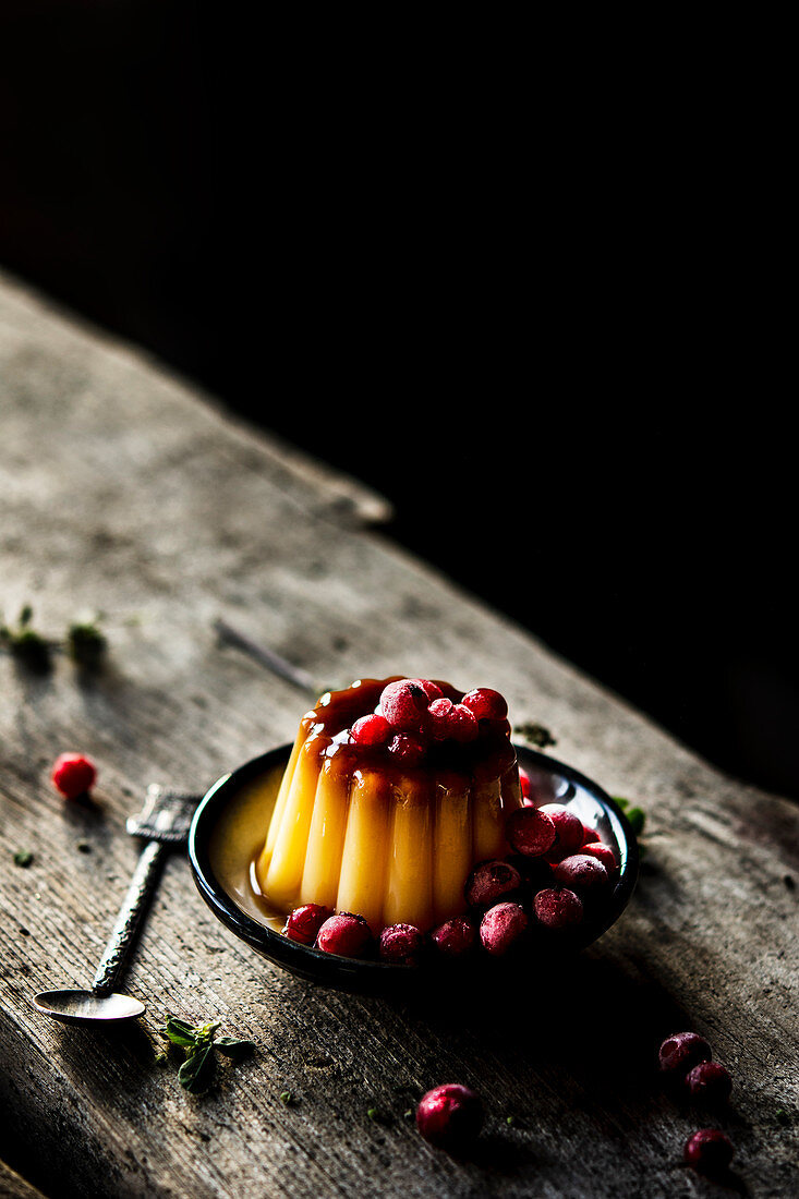 Gestürzter Karamellpudding mit Johannisbeeren