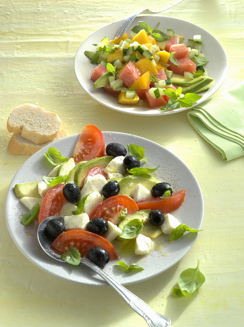 Melonen-Avocadosalat und Avocadosalat mit Tomate, Mozzarella und Oliven