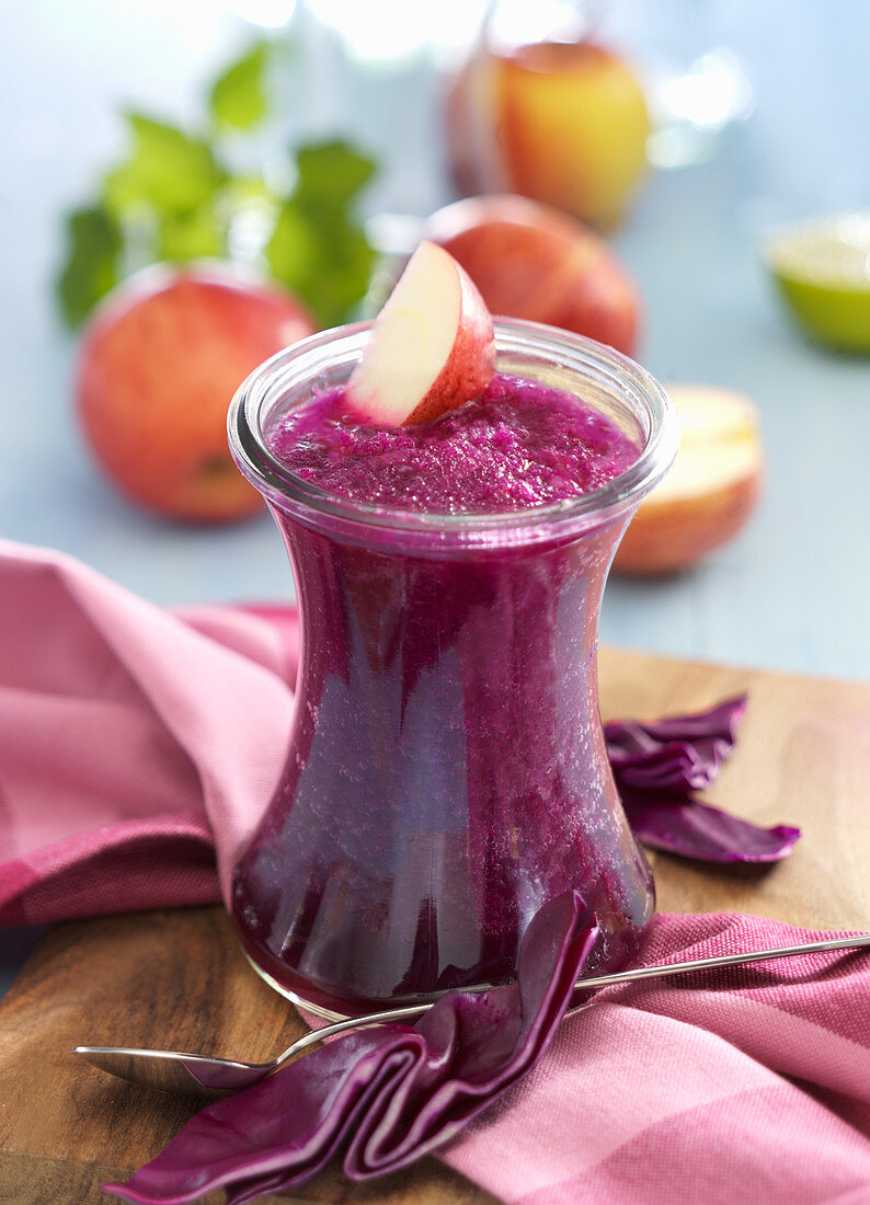 Red cabbage and apple smoothie