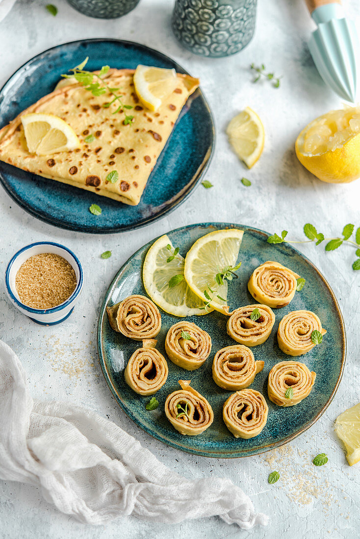 Rolls crepes with brown sugar, lemon and mint