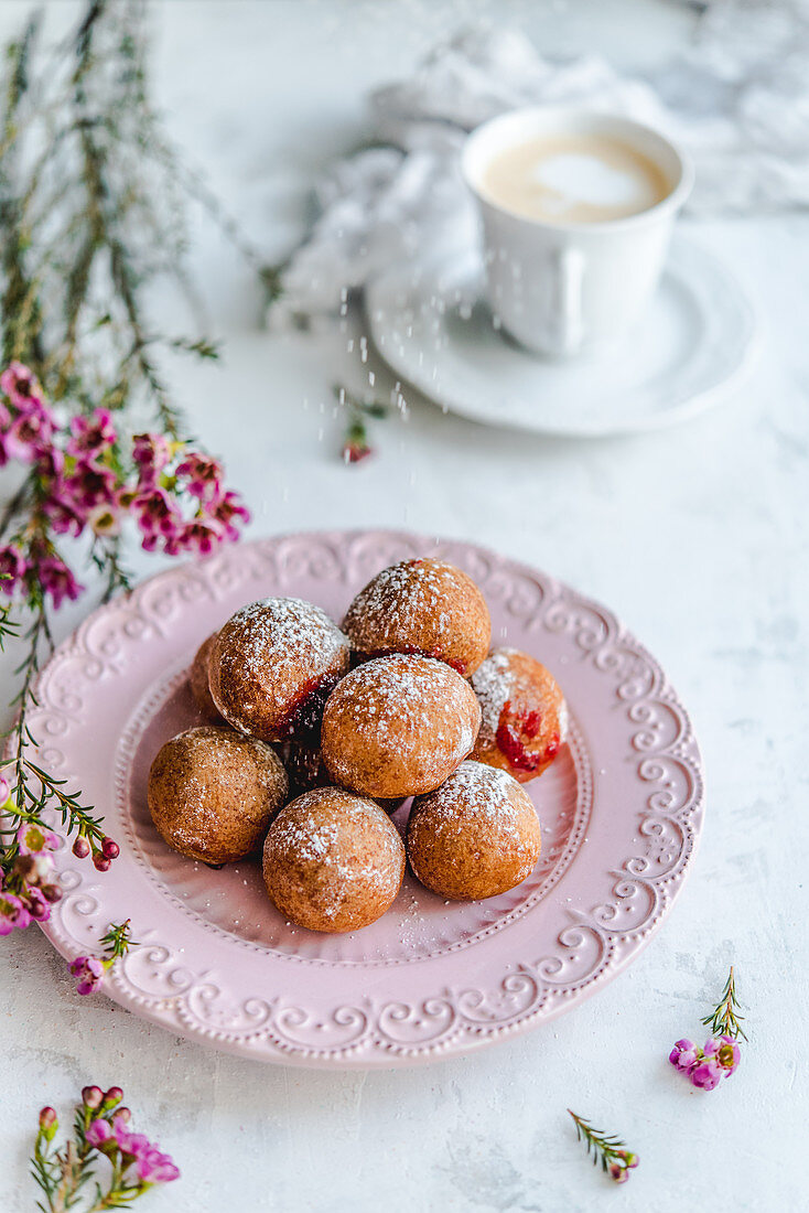 Mini-Donuts gefüllt mit Rosenmarmelade