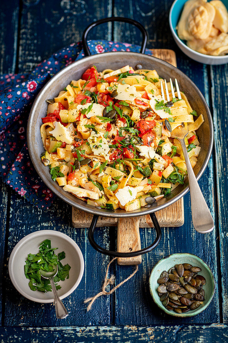 Tagliatelle mit Tomaten, Rucola und geräuchertem Schafskäse (Oscypek)