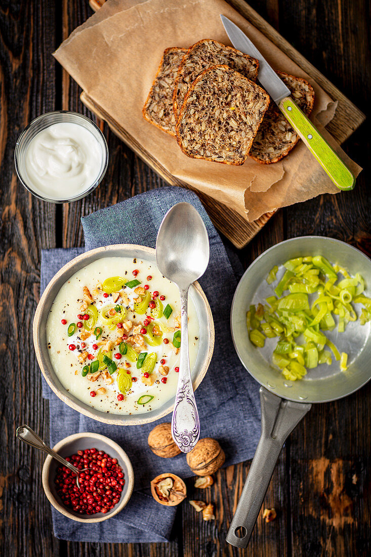 Lauchcremesuppe mit Walnüssen