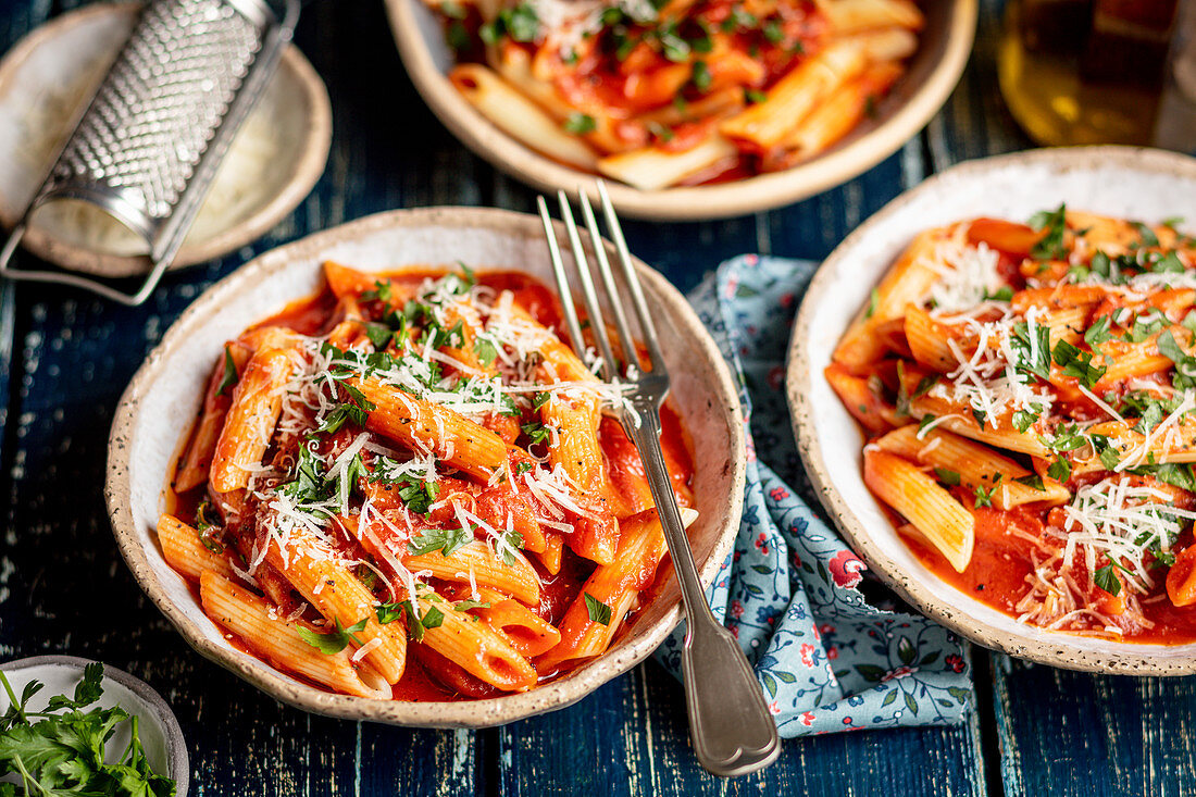 Penne Arrabiata mit geriebenem Parmesan