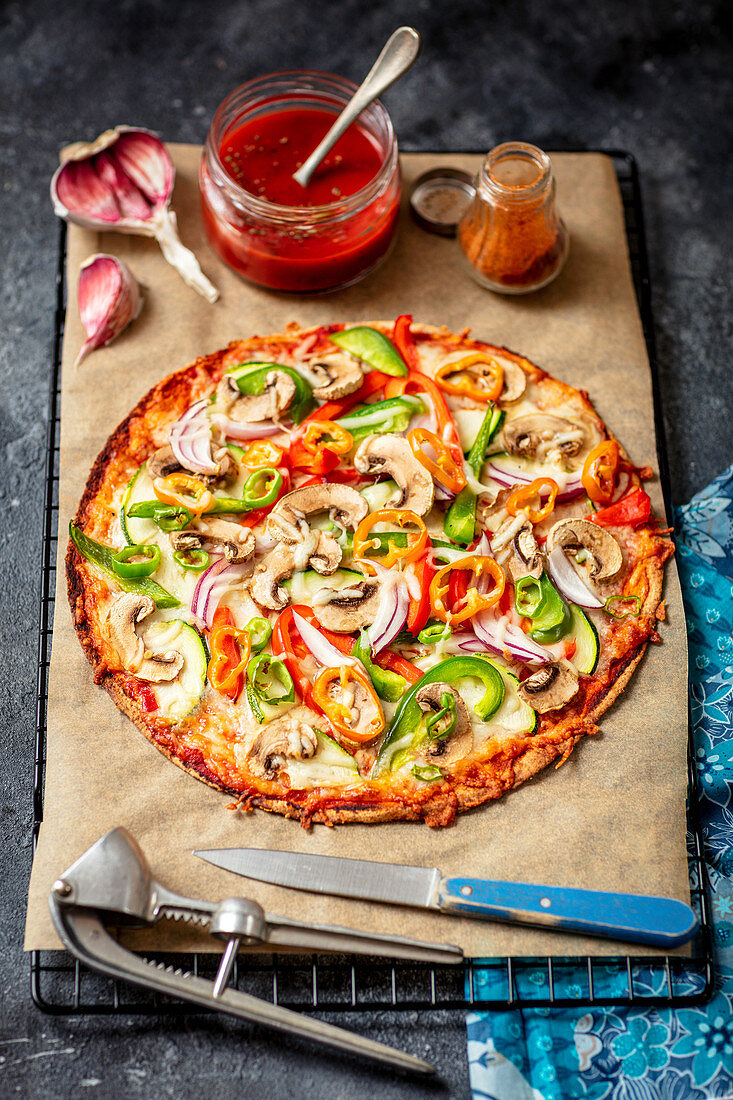 Tortilla-Pizza mit Pilzen und Gemüse