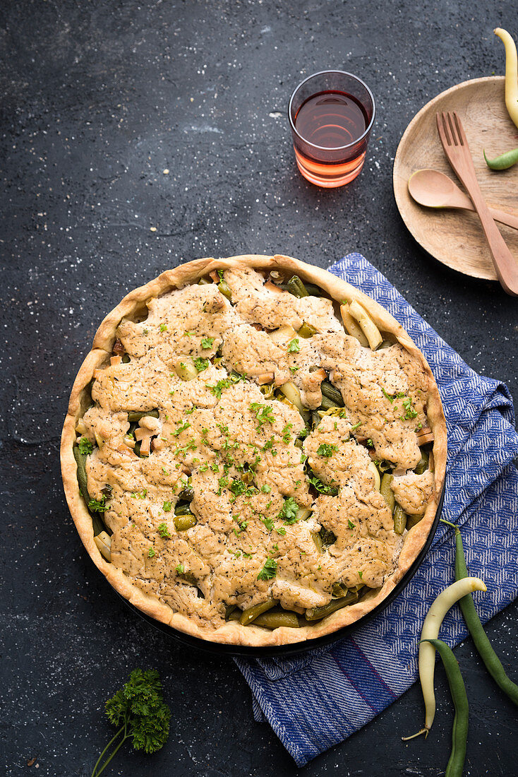 Vegane grüne und gelbe Bohnen-Quiche mit Räuchertofu